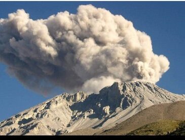 A dos horas y media por carretera está volcán Ubinas en erupción