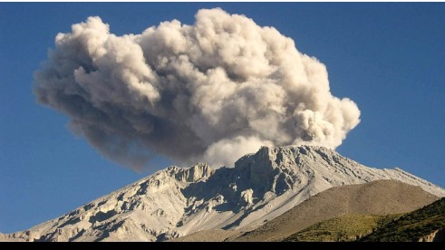 A dos horas y media por carretera está volcán Ubinas en erupción