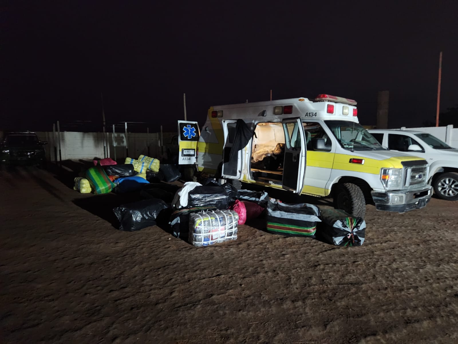 Vehículo que simulaba ser ambulancia transportaba millonario contrabando