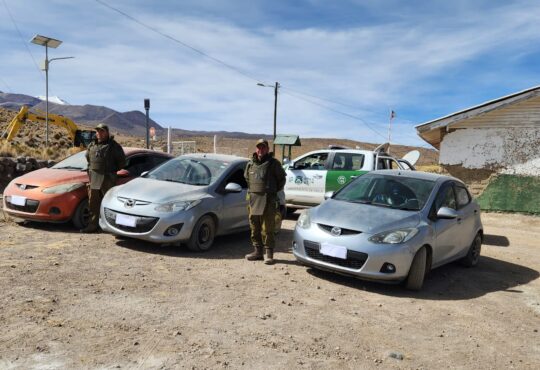 En Guallatire caen ladrones con tres autos Madza Demio a punto de pasar a Bolivia