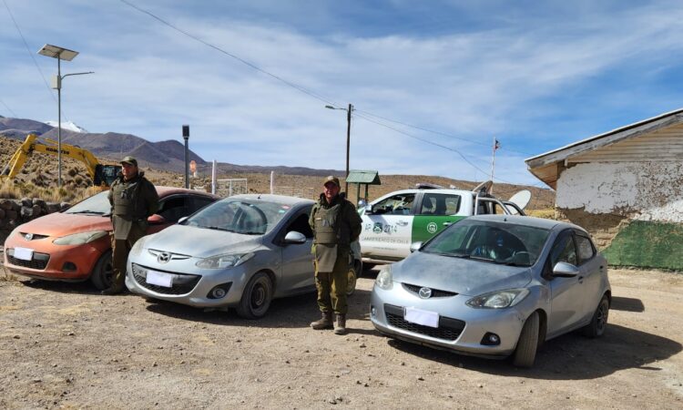 En Guallatire caen ladrones con tres autos Madza Demio a punto de pasar a Bolivia