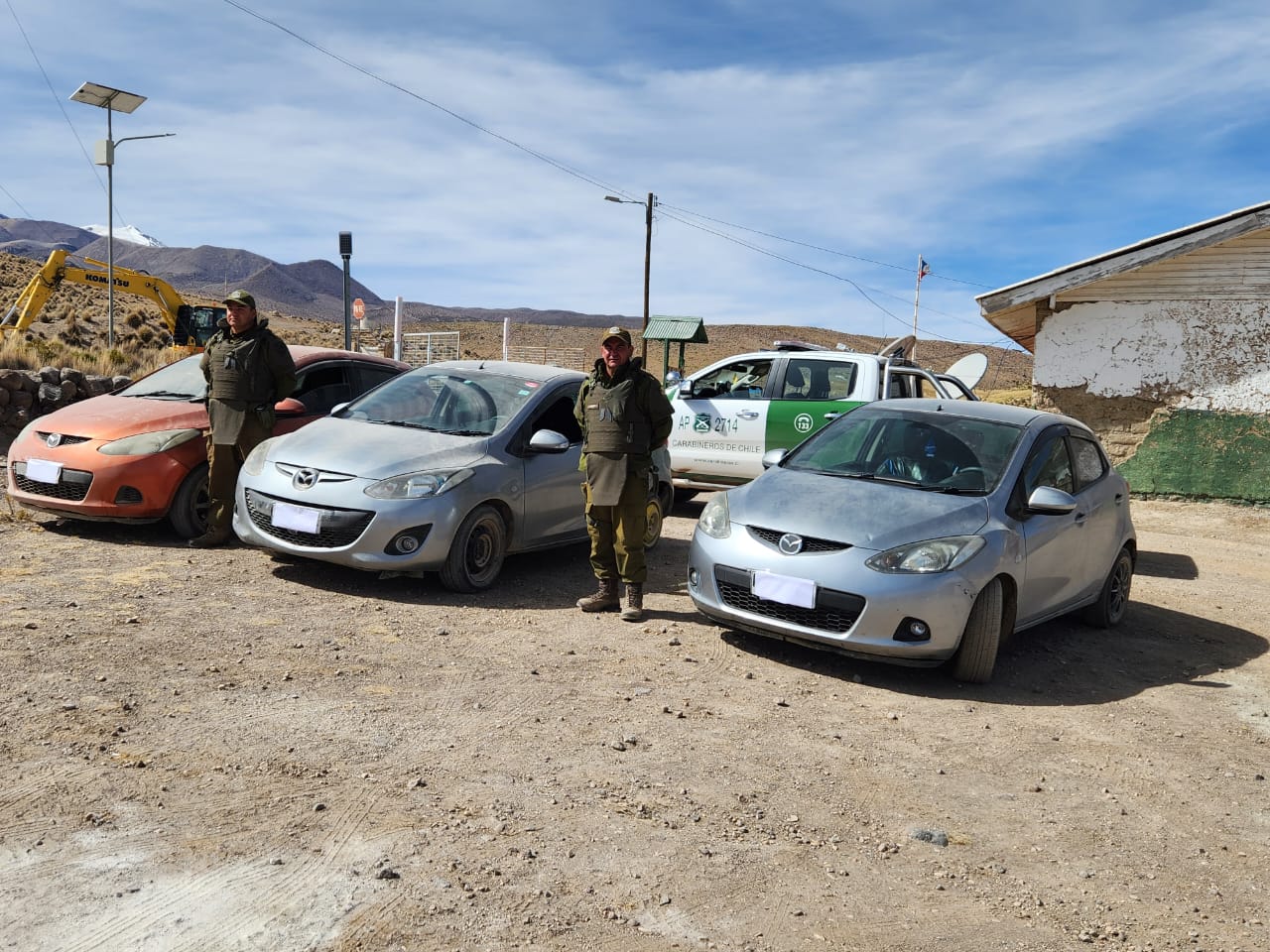 En Guallatire caen ladrones con tres autos Madza Demio a punto de pasar a Bolivia