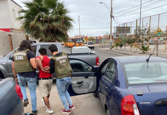 Carabineros capturó a delincuente en vehículo que participó en violento robo en el centro