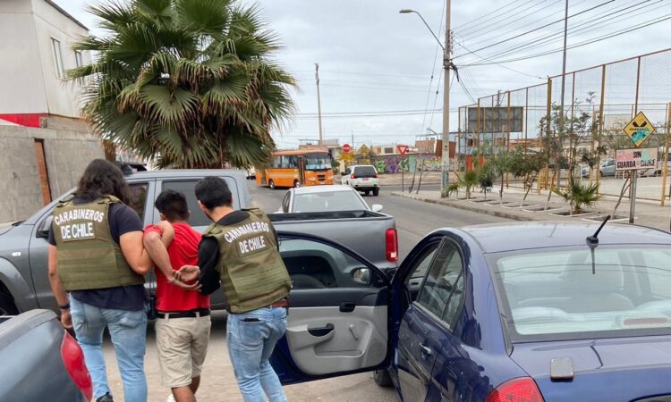 Carabineros capturó a delincuente en vehículo que participó en violento robo en el centro