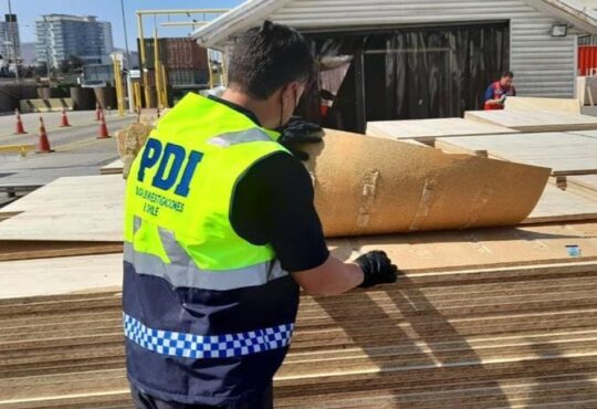 Incautan 2 toneladas de cocaína en puerto de Arica en carga de madera proveniente de Bolivia