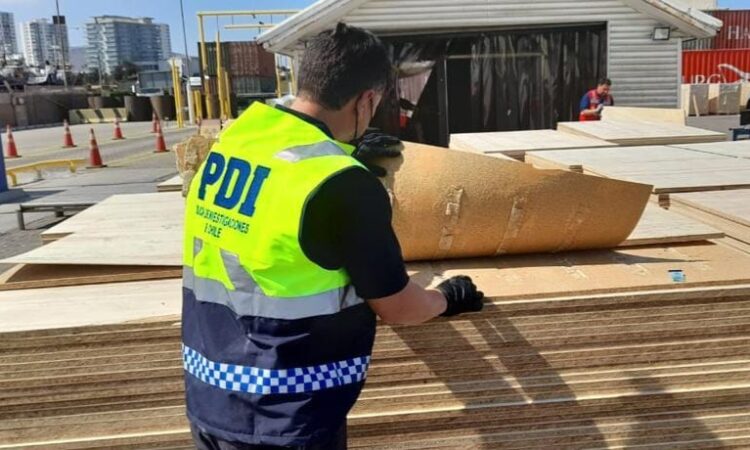 Incautan 2 toneladas de cocaína en puerto de Arica en carga de madera proveniente de Bolivia