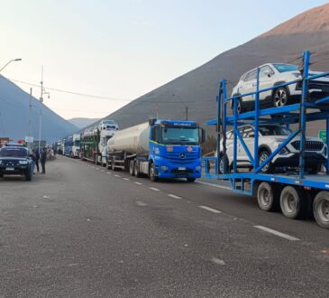 Vialidad despeja ruta en Cuya obstruida por deslizamiento de rocas