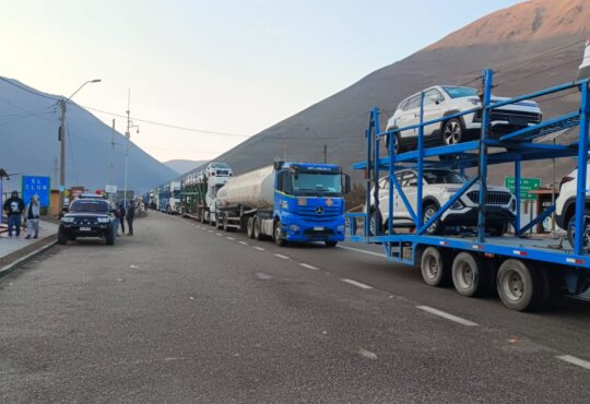 Vialidad despeja ruta en Cuya obstruida por deslizamiento de rocas