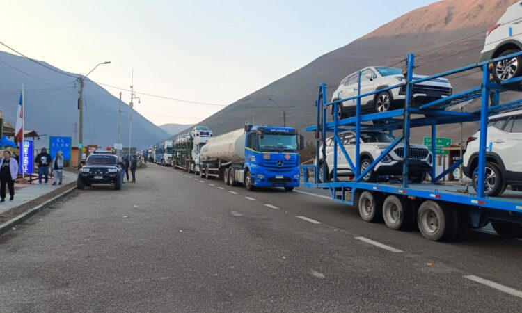 Vialidad despeja ruta en Cuya obstruida por deslizamiento de rocas