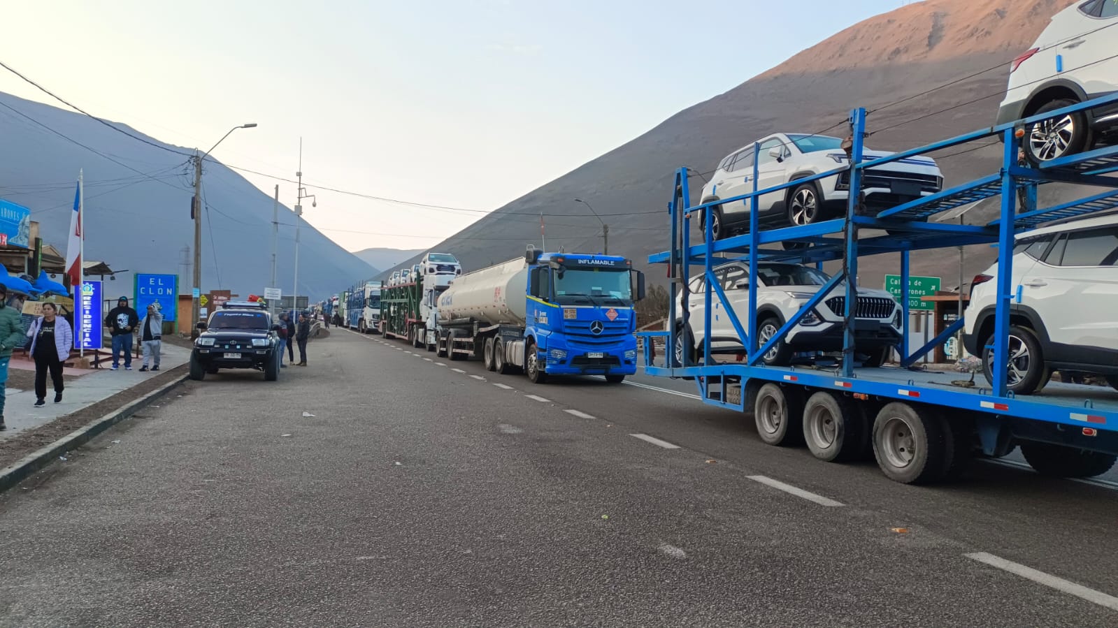 Vialidad despeja ruta en Cuya obstruida por deslizamiento de rocas