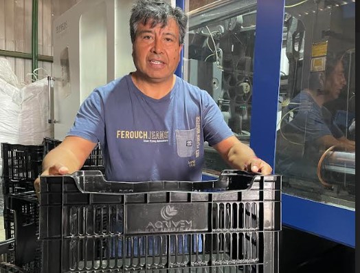 Se pensó y se hizo: A la familia se le ocurrió fabricar envases plásticos para enviar tomates al sur