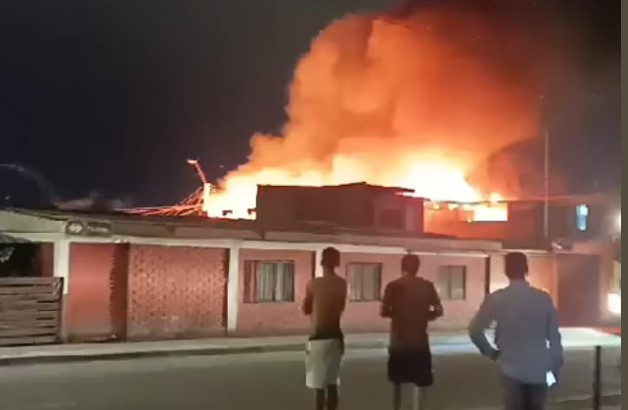 Una víctima fatal y dos casas destruidas por incendio en Renato Roca