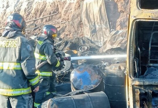Fuego destruyó taller mecánico y tres camiones que se encontraban en reparación