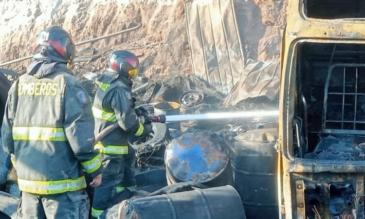 Fuego destruyó taller mecánico y tres camiones que se encontraban en reparación