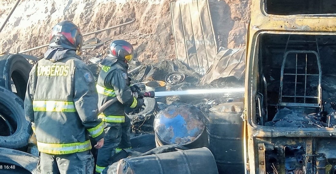 Fuego destruyó taller mecánico y tres camiones que se encontraban en reparación
