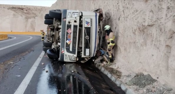 Dos accidentes en zonas rurales dejan heridos, daños materiales y contaminación ambiental