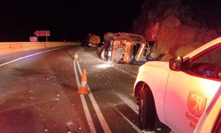 Choque frontal de 2 camiones dejó un chofer fallecido y otro grave en la ruta 11 CH frente a Quiborax