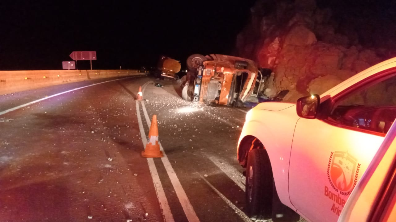Choque frontal de 2 camiones dejó un chofer fallecido y otro grave en la ruta 11 CH frente a Quiborax