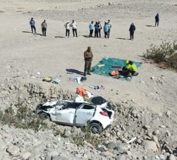 Dos víctimas fatales en volcamiento en Azapa: Auto estaría con encargo por robo