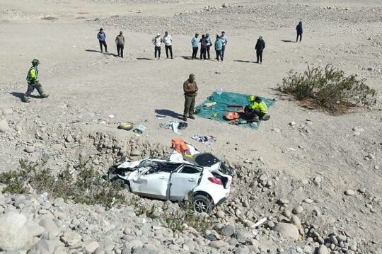 Dos víctimas fatales en volcamiento en Azapa: Auto estaría con encargo por robo