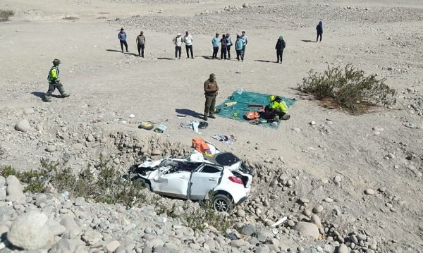 Dos víctimas fatales en volcamiento en Azapa: Auto estaría con encargo por robo