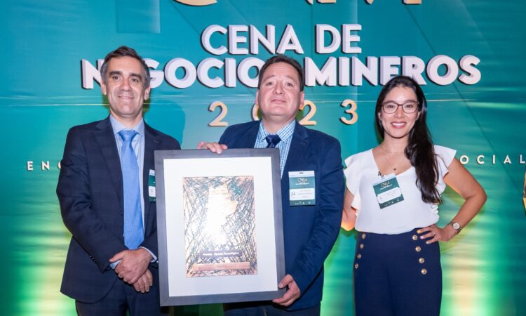 AIA galardonó a SIMTEXX por su aporte en Innovación Minera