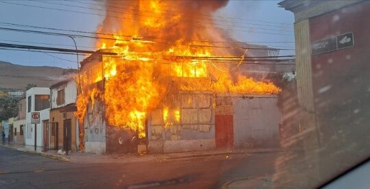Incendio afectó a dos casas en pleno centro de Arica