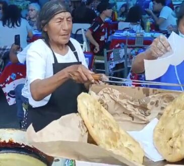 Doña Dominga es la Reina de las sopaipillas gigantes