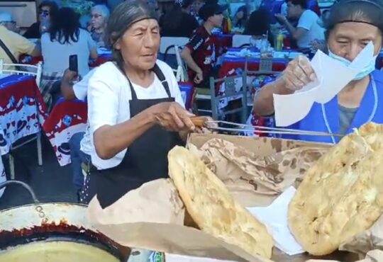 Doña Dominga es la Reina de las sopaipillas gigantes