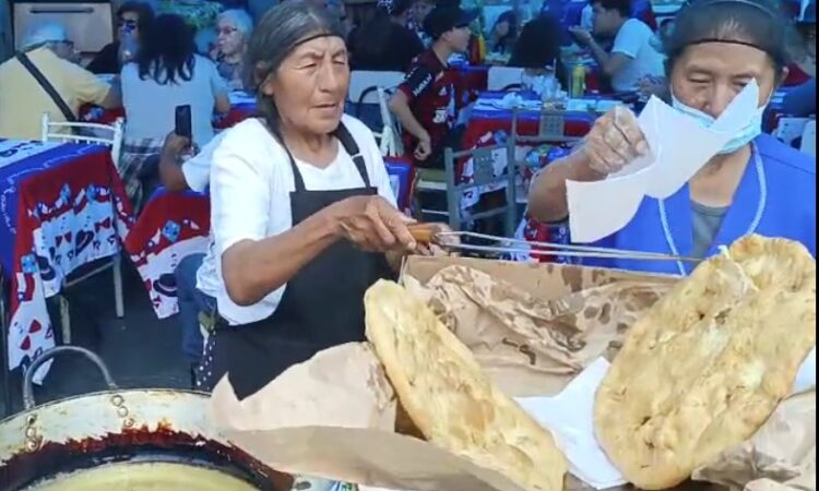 Doña Dominga es la Reina de las sopaipillas gigantes