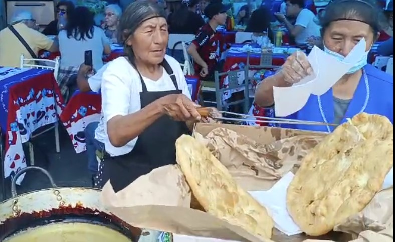 Doña Dominga es la Reina de las sopaipillas gigantes