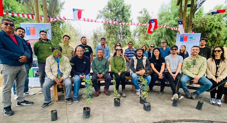 Guardaparques plantan árboles nativos en el Parque Centenario