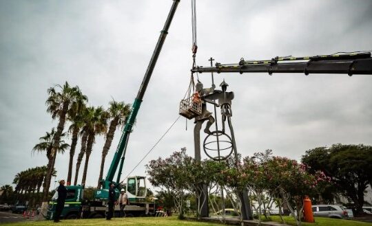 Después de tantos reclamos sacaron la escultura de la rotonda Velásquez