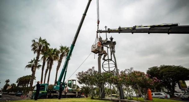 Después de tantos reclamos sacaron la escultura de la rotonda Velásquez