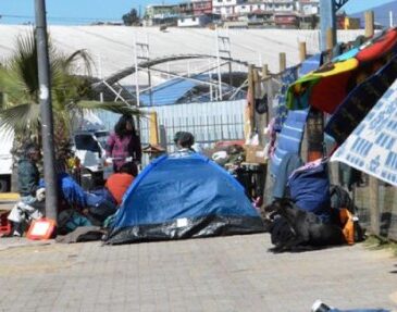 Espacios públicos de Arica están copados por migrantes venezolanos