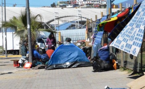 Espacios públicos de Arica están copados por migrantes venezolanos