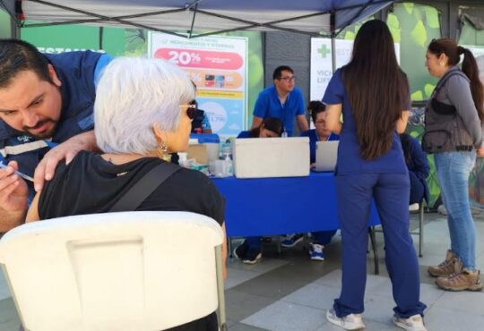 Seremi de Salud llama a vacunarse contra el Covid-19 a grupos de riesgo por aumento de casos
