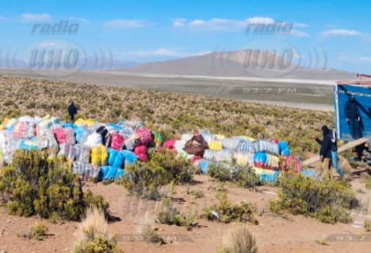 Desde la carretera parecía el “desierto florido” de Atacama pero era contrabando de ropa americana