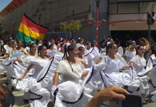 Colorido pasacalle de bailes folclóricos infantil se tomó el centro