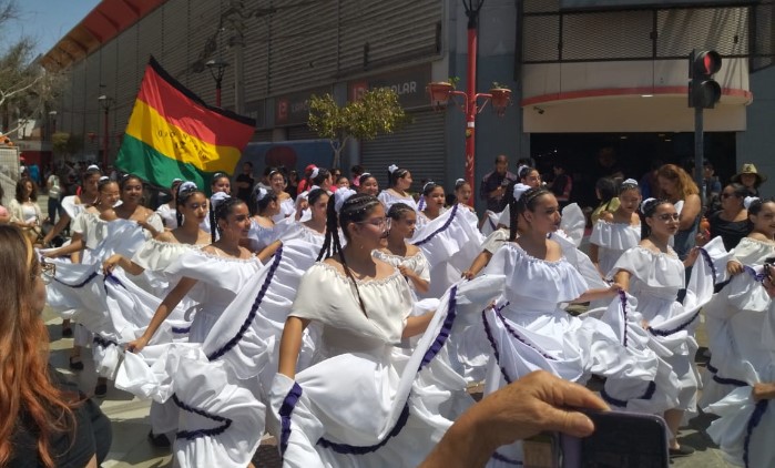 Colorido pasacalle de bailes folclóricos infantil se tomó el centro