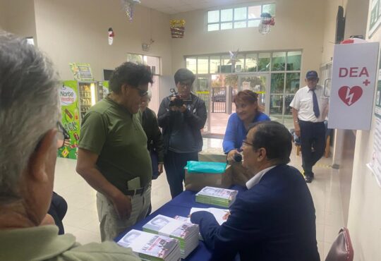Con máximas autoridades y amistades Iván Paredes lanzó su libro “Se hace camino al andar”