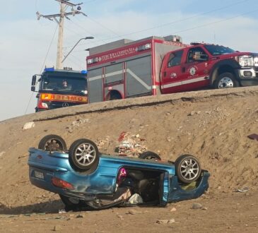 Desbarrancó auto al final de calle Chiguayante: Dos jóvenes graves