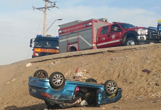 Desbarrancó auto al final de calle Chiguayante: Dos jóvenes graves