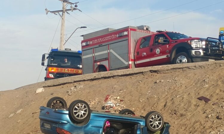 Desbarrancó auto al final de calle Chiguayante: Dos jóvenes graves