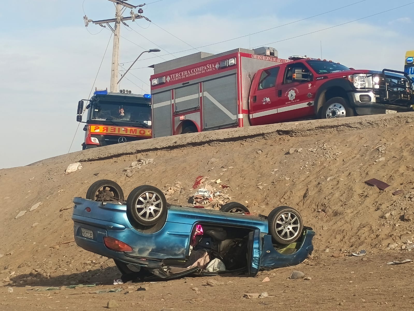 Desbarrancó auto al final de calle Chiguayante: Dos jóvenes graves