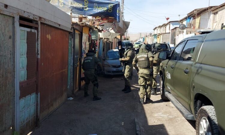 Cayó banda que robaba autos Mazda Demio y los trasladaban a Bolivia