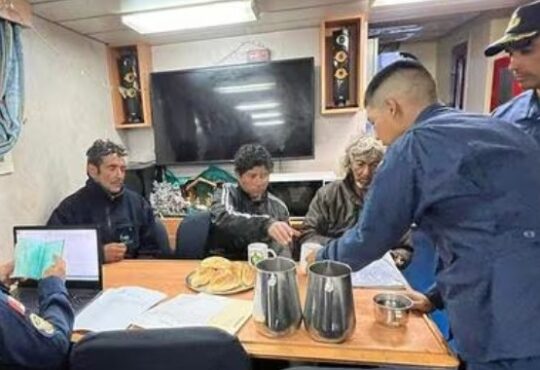 Guardacostas del Perú rescataron a tripulantes de embarcación chilena