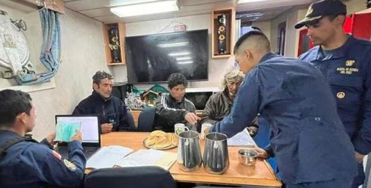 Guardacostas del Perú rescataron a tripulantes de embarcación chilena