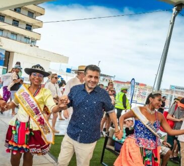 Turistas de cruceros disfrutaron de una muestra del Carnaval Andino