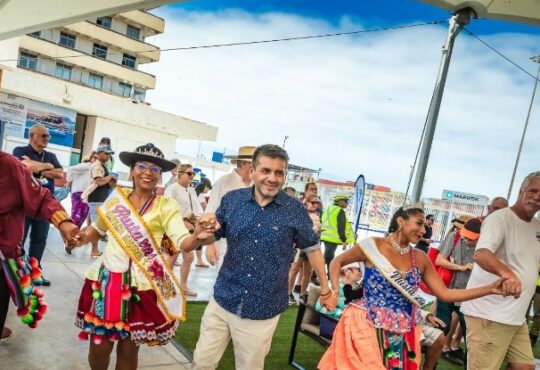 Turistas de cruceros disfrutaron de una muestra del Carnaval Andino